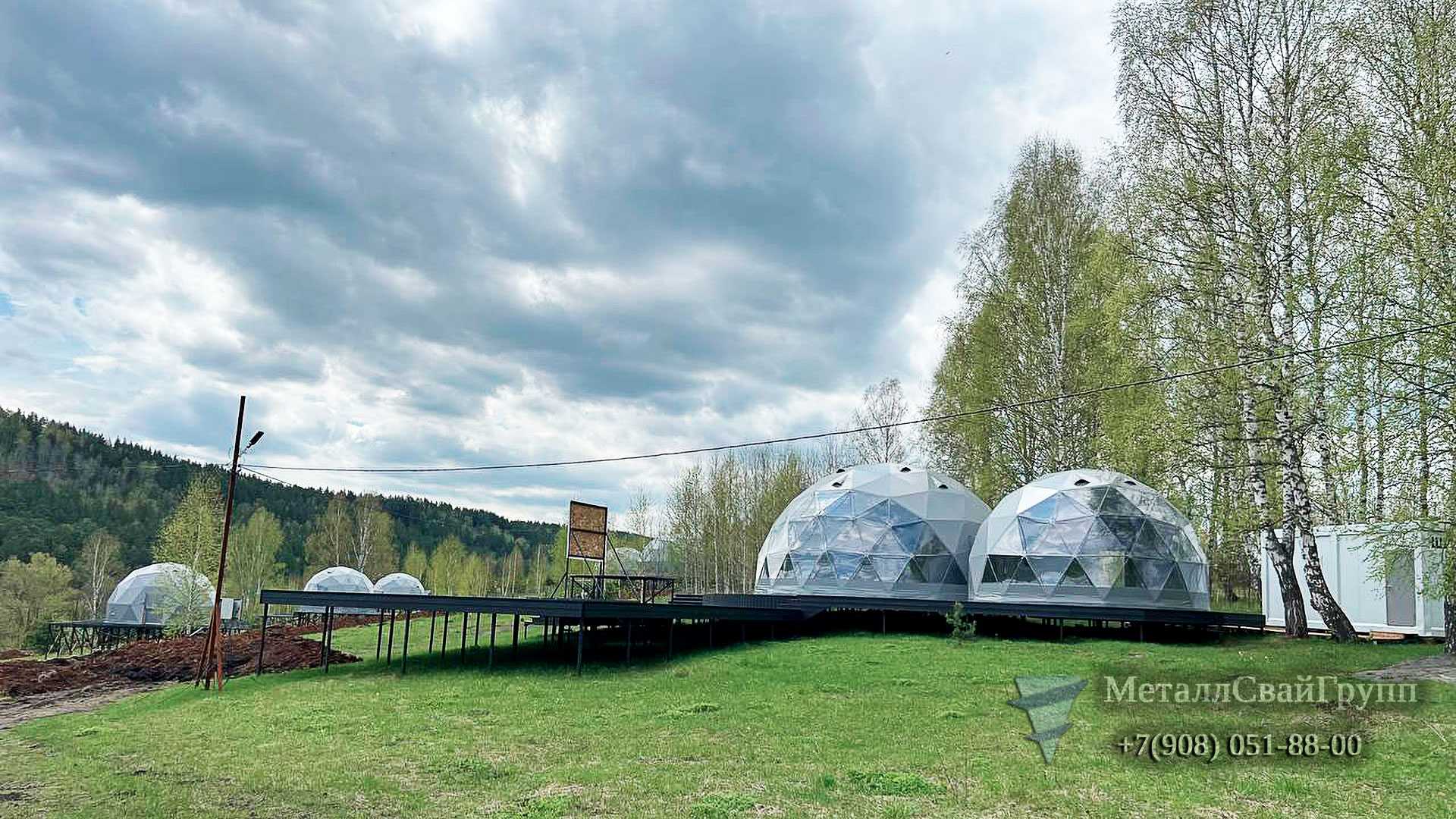 Глэмпинг отель с панорамными окнами на природе у реки Ай